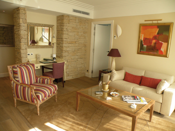 le_mas_candille_suite_salon.jpg le_mas_candille_suite_salon.jpg