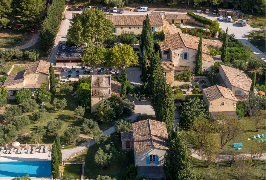 HÔTELS LES PETITES MAISONS À PARADOU. Réouverture du Hameau des Baux