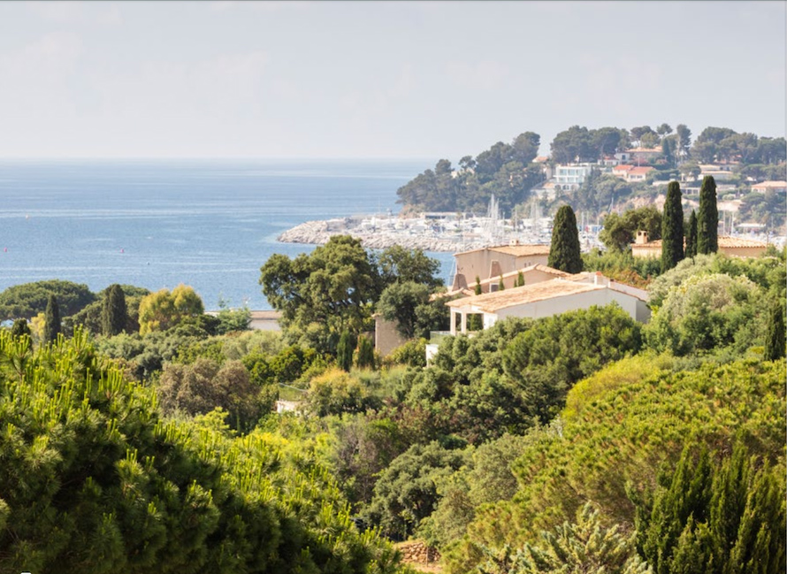 HÔTEL DU PARC**** À CAVALAIRE. Entre le vert du parc et le bleu de la mer