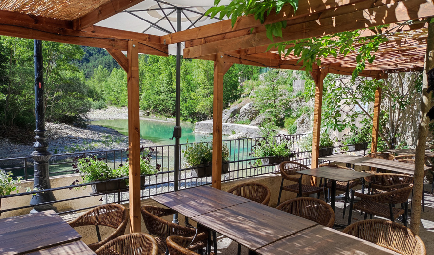 LE VIEUX MOULIN À LA ROQUE-EN-PROVENCE. Huitième Bistrot de Pays des Alpes-Maritimes