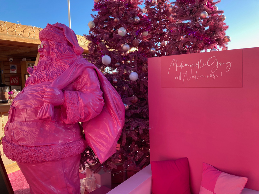 MADEMOISELLE GRAY. PLAGE BARRIÈRE À CANNES. Noël en rose