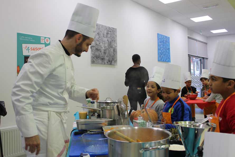 Semaine du goût. Sodexo et le chef Christian Buffa cuisinent avec les enfants de Marseille