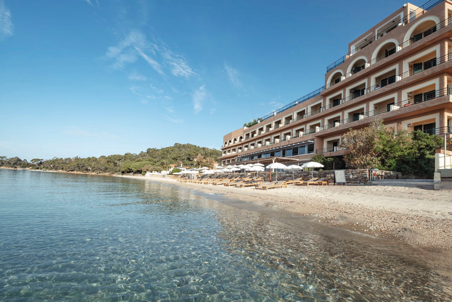 SURPLAGE HÔTEL**** À CAVALIÈRE. Atmosphère bohème, chic et familiale