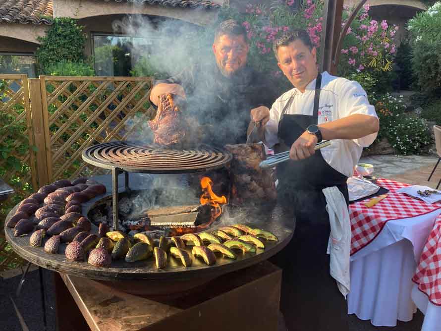 La table du Cantemerle. Le vendredi, c’est soirée brasero