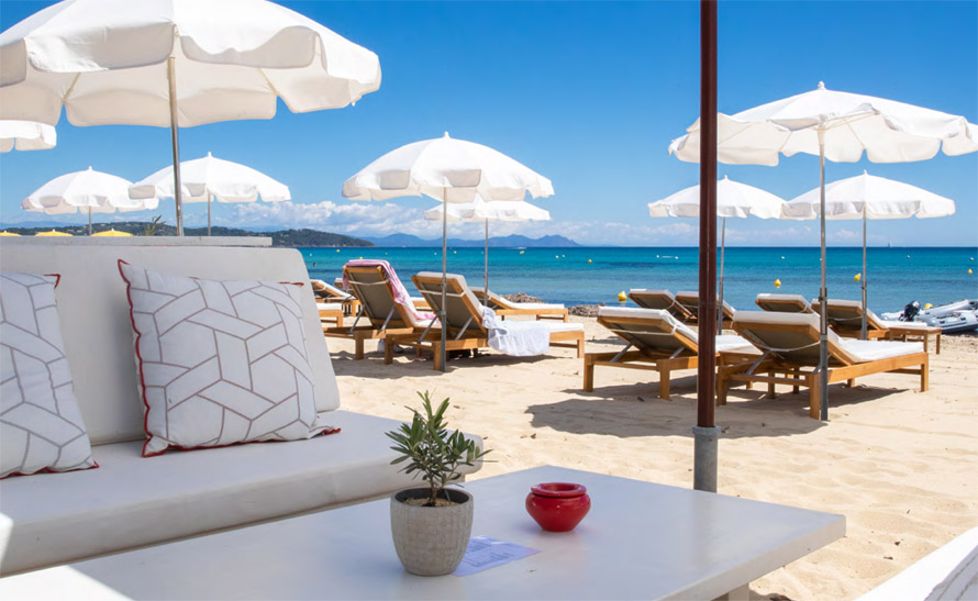 Tropicana, plage de Ramatuelle. À l'ombre de cap Camarat