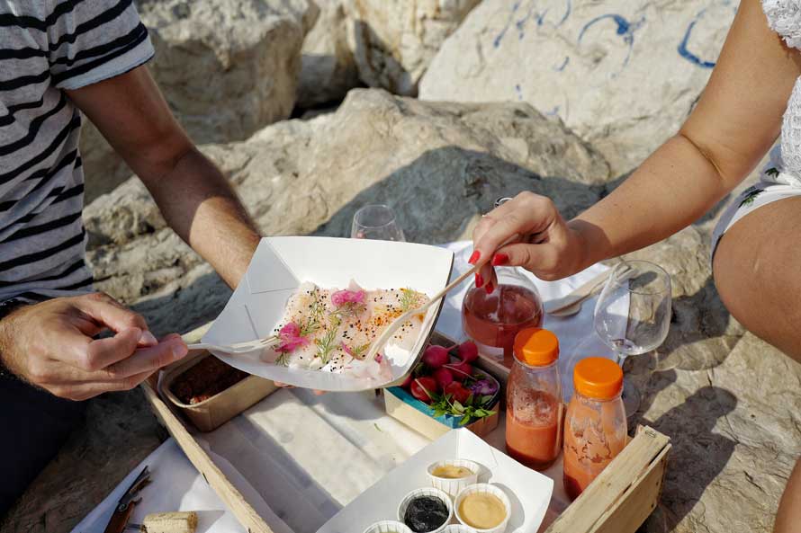 Une table, au Sud à Marseille. Nouveau panier pique-nique chic du chef Ludovic Turac